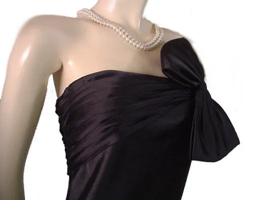 *BEAUTIFUL ADRIANNA PAPELL BLACK SATIN & SPANDEX EVENING GOWN ADORNED WITH A HUGE BOW