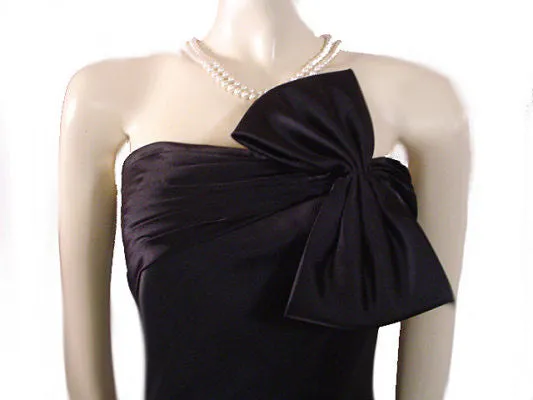 *BEAUTIFUL ADRIANNA PAPELL BLACK SATIN & SPANDEX EVENING GOWN ADORNED WITH A HUGE BOW