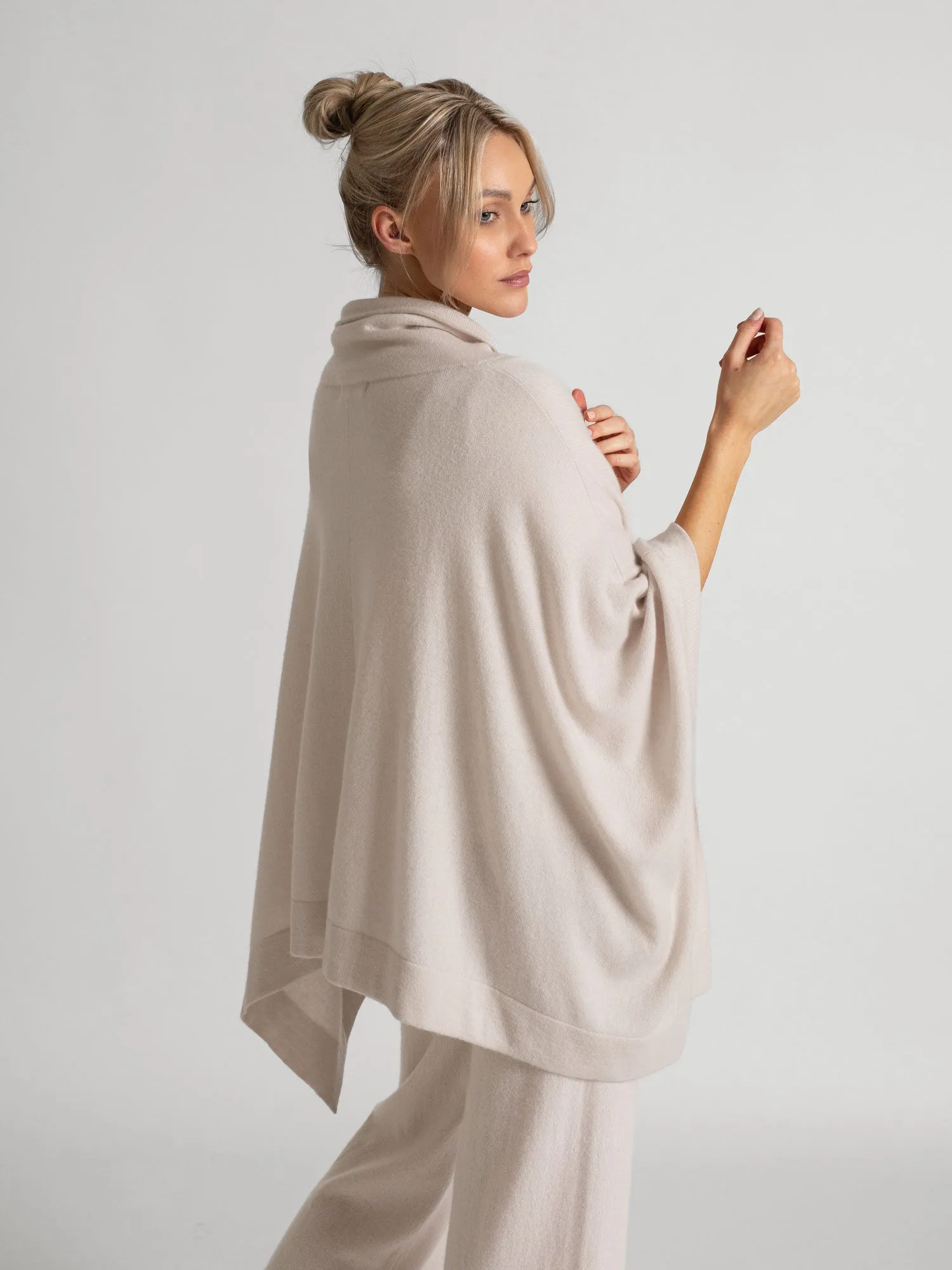 Cashmere poncho "Ylva" - pearl