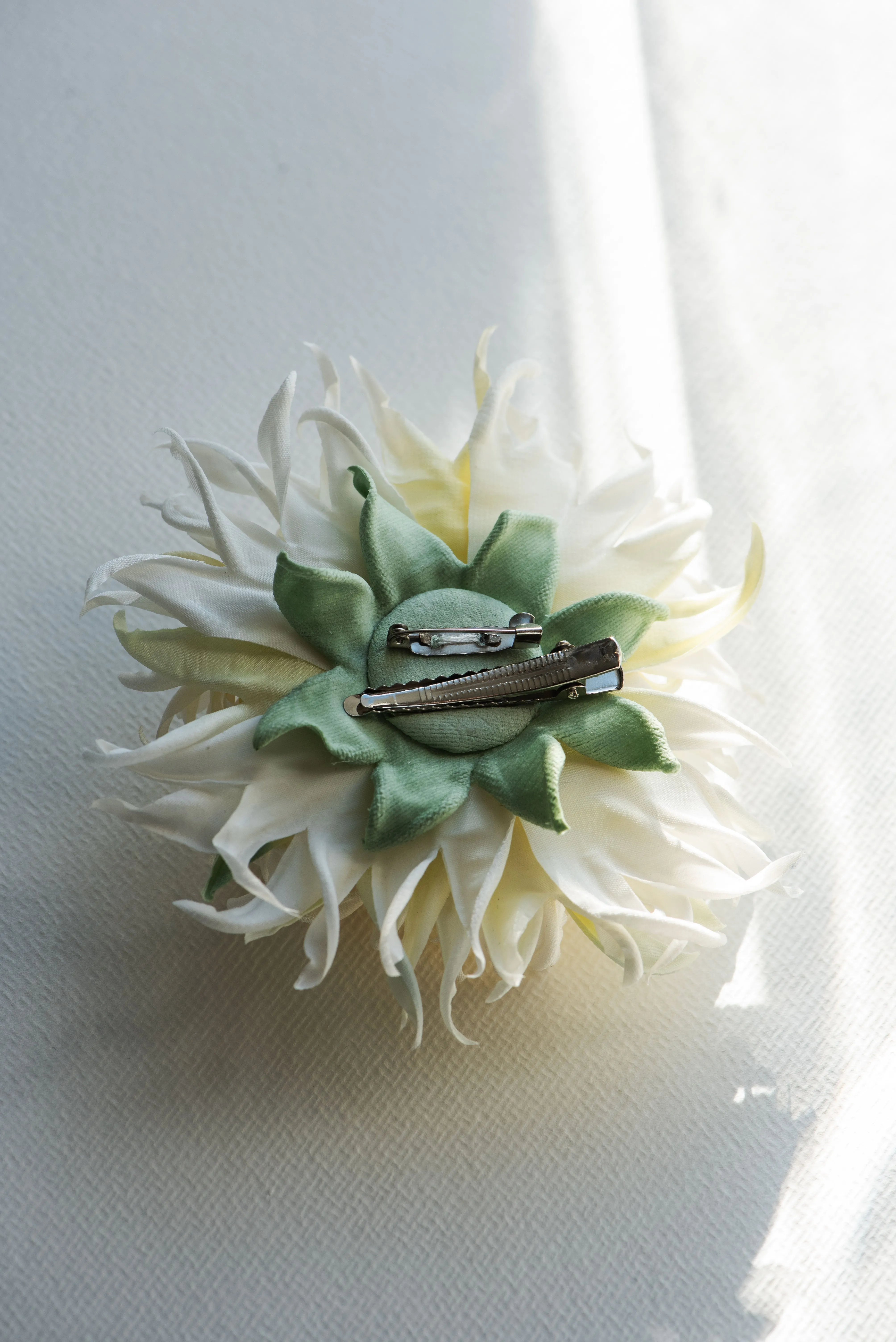 Large chrysanthemum flower brooch - ANTHEMON
