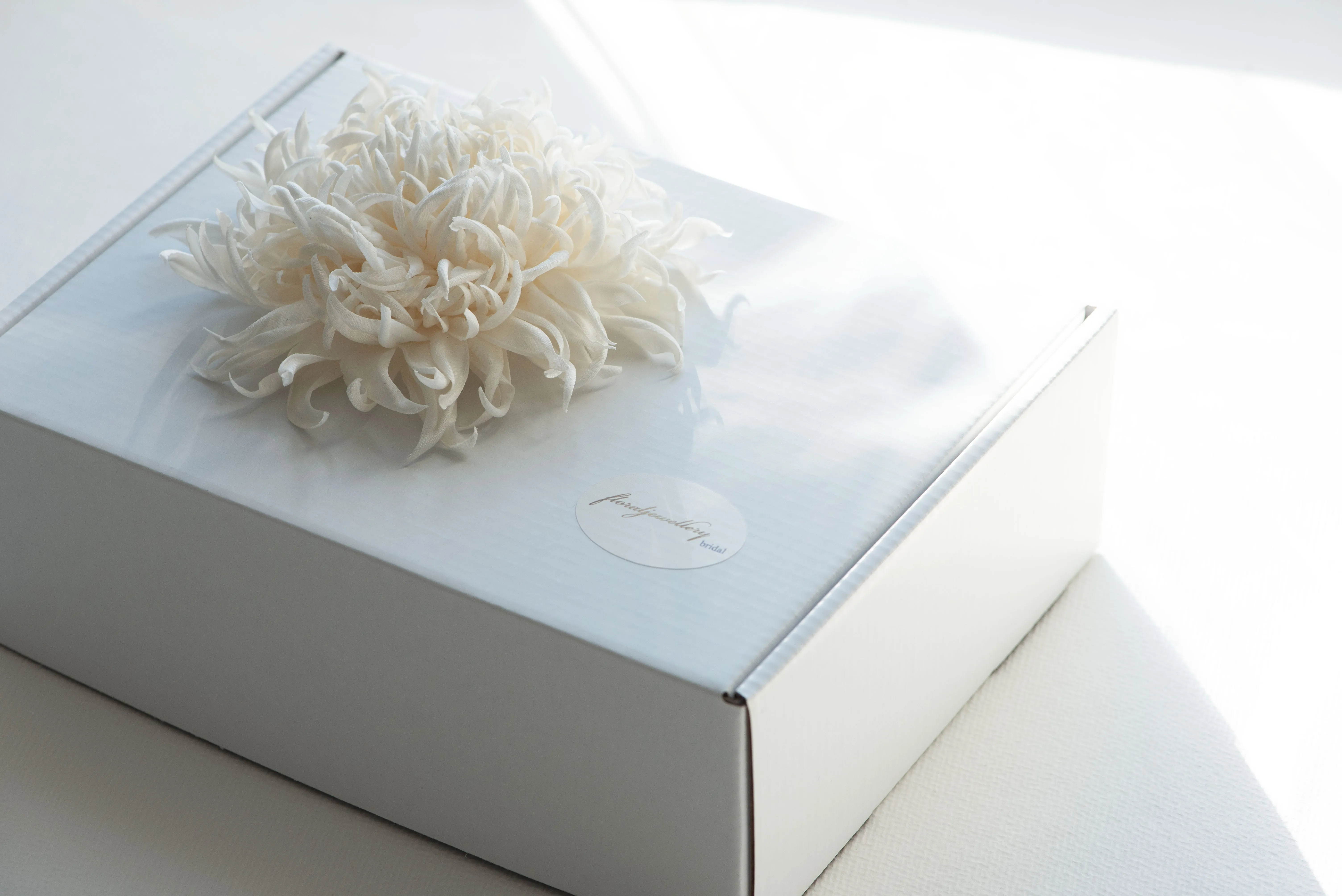 Large chrysanthemum flower brooch - ANTHEMON