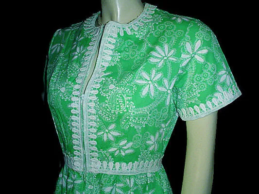 *NEW WITH TAG - VINTAGE EVELYN PEARSON DRESSING GOWN ROBE IN LUCITE GREEN & WHITE